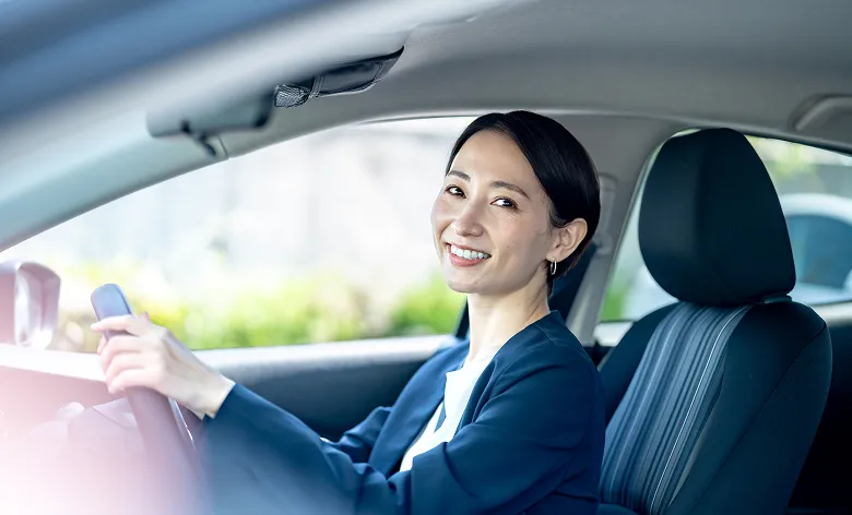 笑顔で運転している女性スタッフの様子