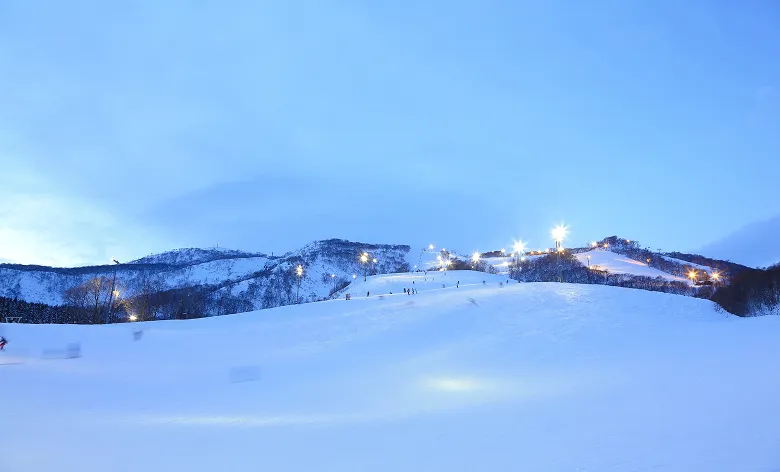 ライトアップされた雪景色の綺麗なスキー場