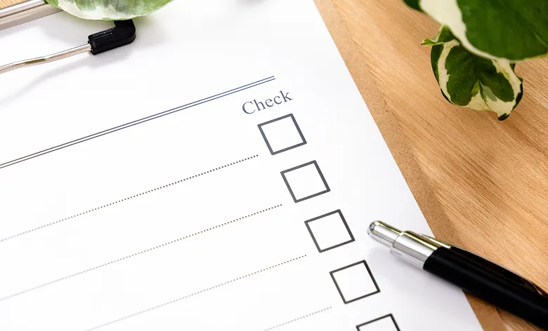 チェックリストとペンが置かれている様子