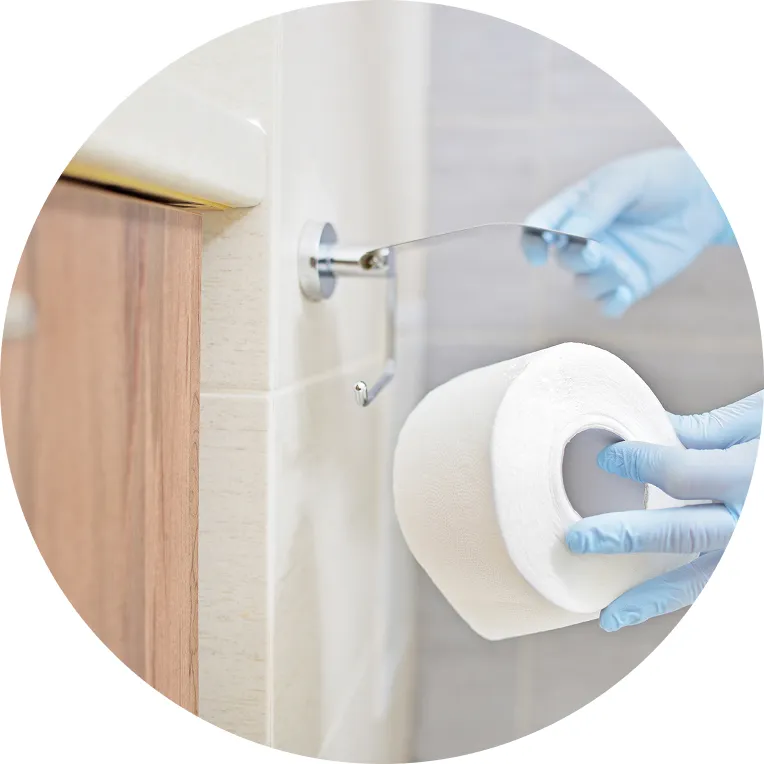 トイレットペーパーを補充している様子