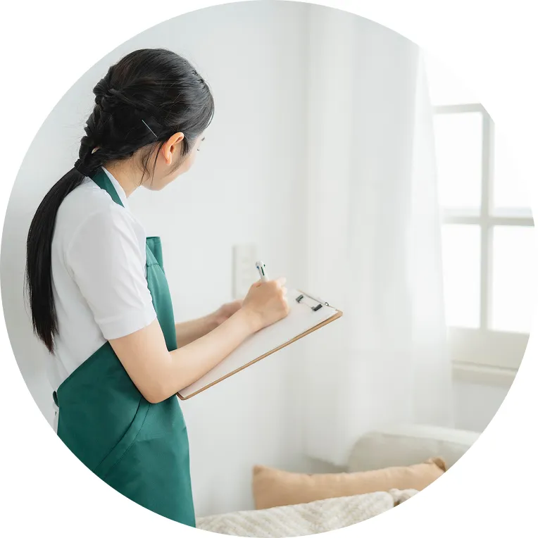 メモをとりながら部屋を確認している様子